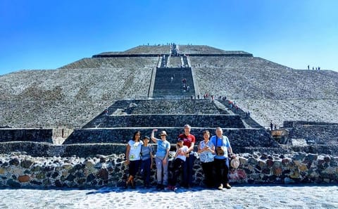 Private Layover Tour of Teotihuacan and Guadalupe Shrine in Mexico City