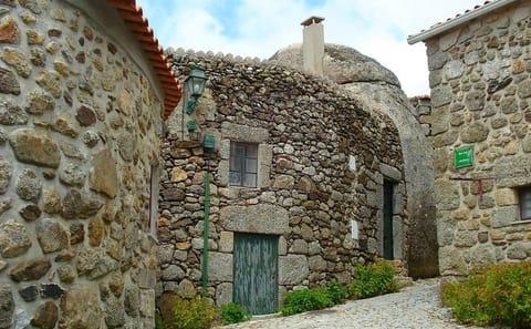 Private Full-Day Cultural Tour of Linhares from Porto