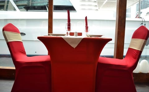 Dinner Cruise Experience on a Houseboat in Dubai