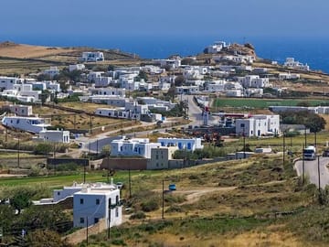 Mykonos Highlights: 2-Hour Van Tour to Ano Mera and Beaches