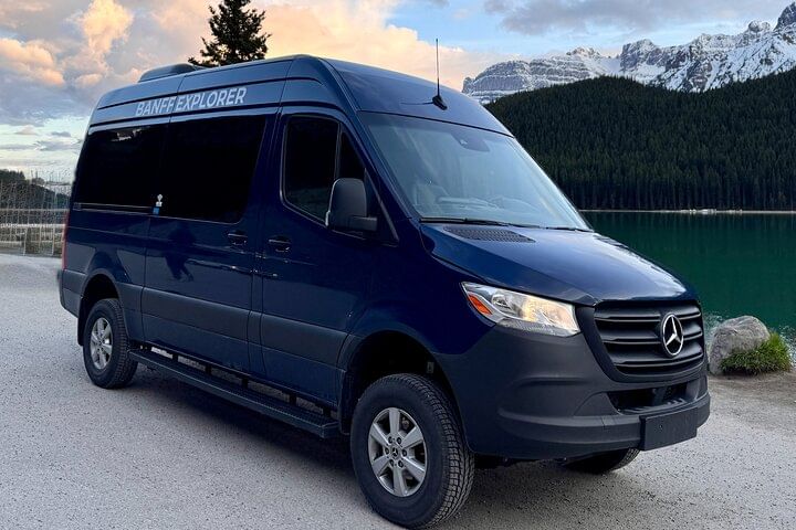 Calgary YYC Airport: Hassle-free Private Transfer to Lake Louise