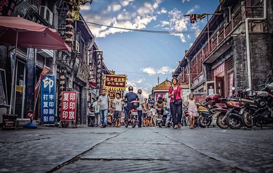 Luoyang Old Town Walking Tour with Lijingmen Visit