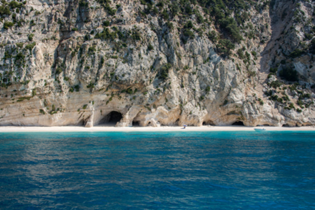 Baia isolata con acqua turchese e costa panoramica a Cefalonia