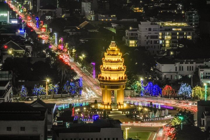 Enjoying a Phnom Penh sightseeing tour including cultural and historical landmarks