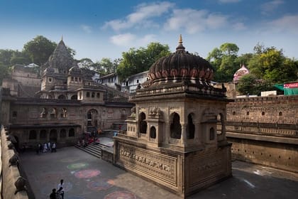 Heritage and History: Maheshwar Day Tour from Indore