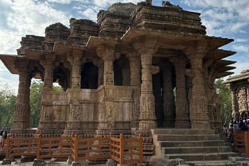 Private Bus Tour of Modhera Sun Temple and Rani ki Vav