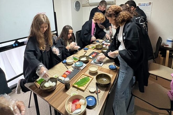 Mochi Pounding and Sushi Making Experience in Tokyo 8