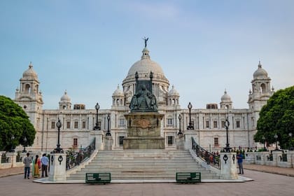 Colonial Cities, Tea Estate, Monasteries & Caves