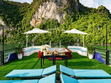 Halong Bay Day Cruise from Hanoi: Buffet, Jacuzzi & Scenic Views