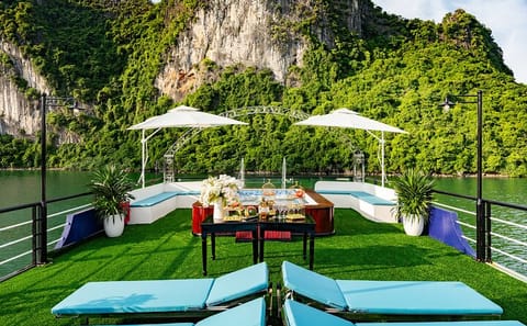 Halong Bay Day Cruise from Hanoi: Buffet, Jacuzzi & Scenic Views