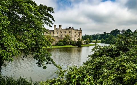 Private Day Tour to Leeds Castle and Gardens from London