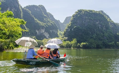 Luxury Day Tour of Ninh Binh: Hoa Lu and Trang An Adventure