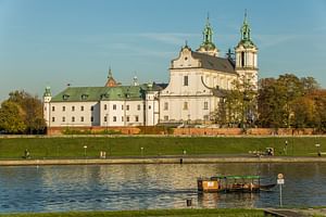 Krakow: Cruise on the Vistula River and in the Footsteps of Jewish Heritage in a Golf Cart