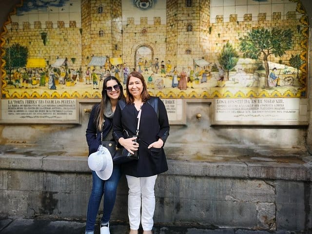Barcelona Highlights and Secrets. Private Tour with a tapa &amp; drink included