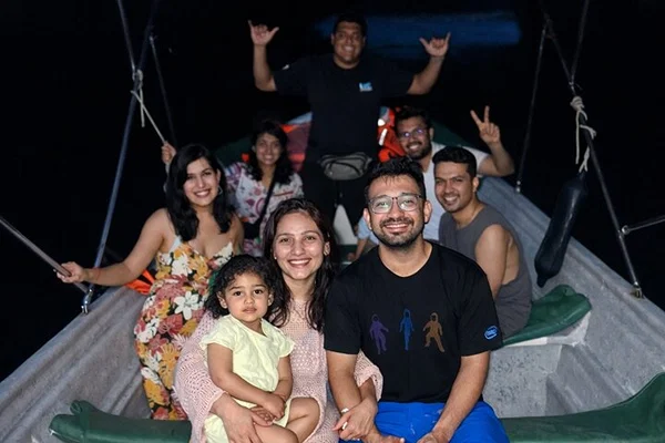 Tour en barco por bioluminiscencia y atardecer en el Santuario de Los Arcos