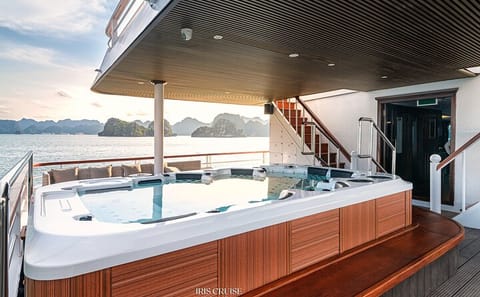 Luxury Day Tour of Halong Bay with Iris Cruise Experience