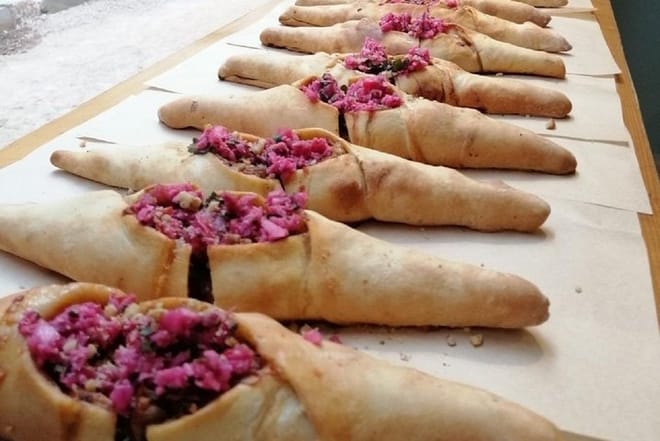 Delicious Greek boat pizzas