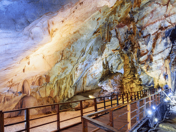 Paradise Cave and Mooc Spring Guided Tour from Dong Hoi