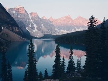Explore Moraine Lake, Lake Louise, Emerald & Peyto Lake from Banff