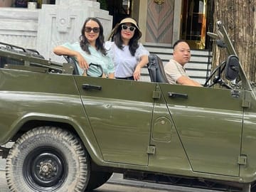 Foodie Streets Jeep Car with Guide