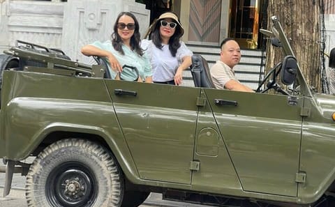 Foodie Streets Jeep Car with Guide