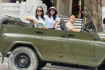 Foodie Streets Jeep Car with Guide