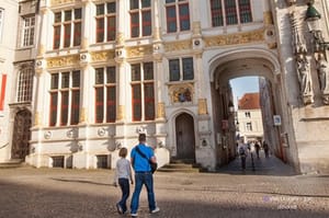 Private Bruges Historical Walking Tour with Chocolate Treat