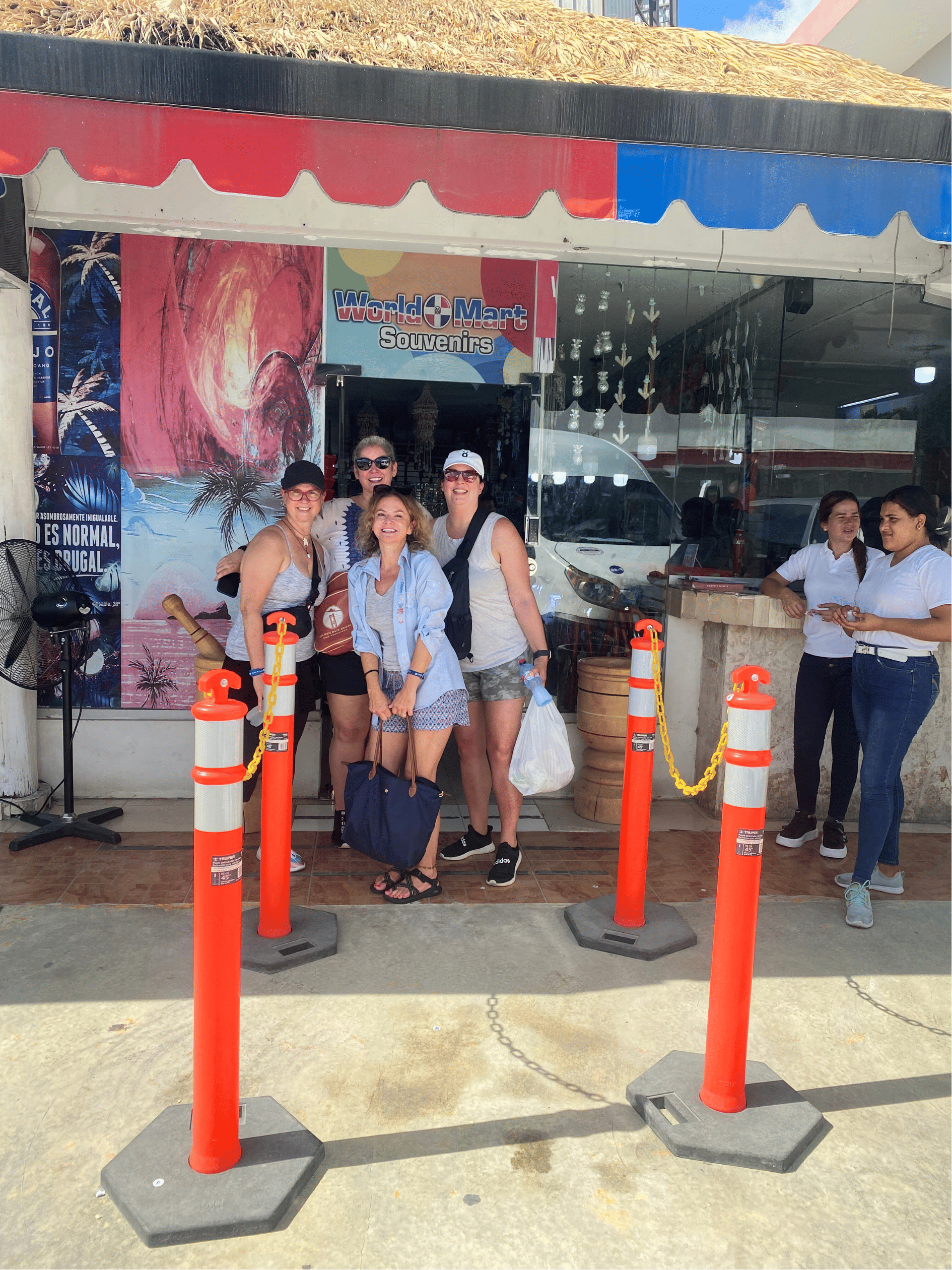 Grupo de turistas saliendo de una tienda de souvenir en el down town de Punta Cana 
