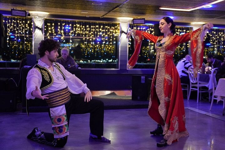 Istanbul by Night: All Inclusive Bosphorus Dinner Cruise & Drinks 9
