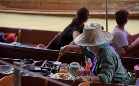 From Bangkok: Floating Market and Ayutthaya Guided Day Tour