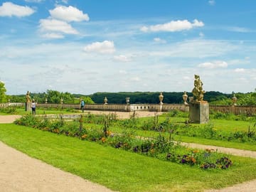 Fontainebleau Palace Tour with Paris Pickup and Guide