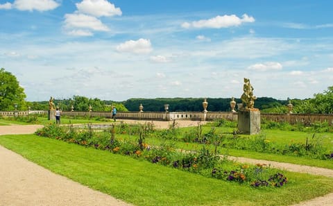 Fontainebleau Palace Tour with Paris Pickup and Guide