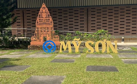 Deluxe Small Group Tour: My Son Holyland & Hoi An River Cruise