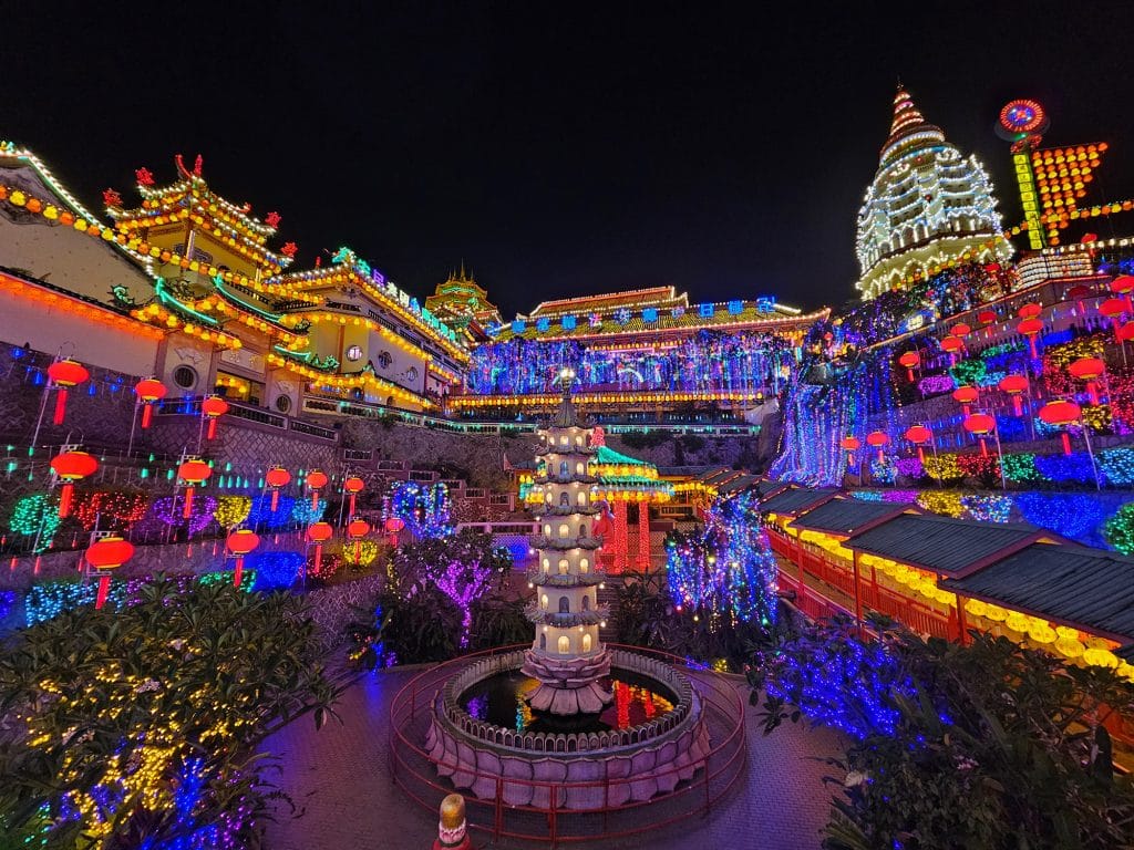 معبد كيك لوك سي في جزيرة بينانج، ماليزيا، مضاء ليلاً بألوان نابضة بالحياة