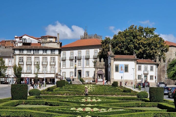 BRAGA E GUIMARÃES: Private Historic Tour from Porto