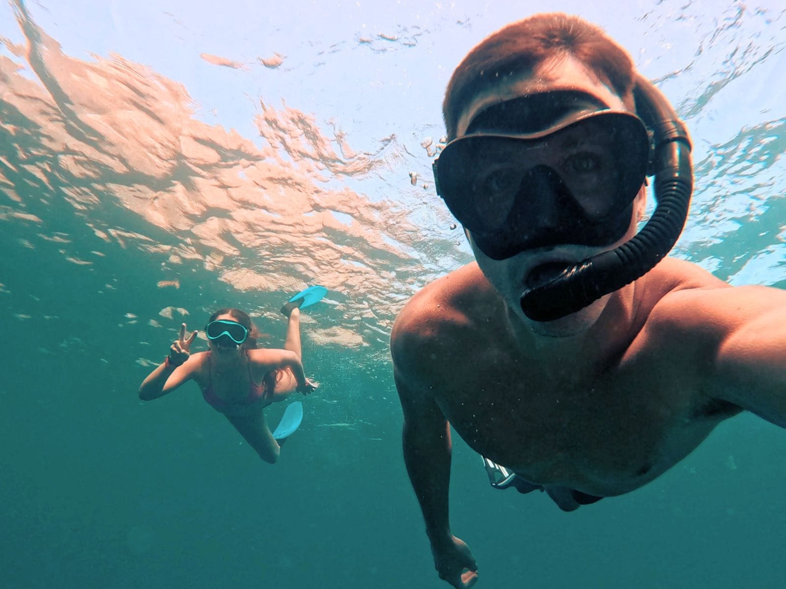 Selfie submarino de unos clientes disfrutando del snorkel bajo las aguas turquesas de las Playas de Papagayo.
