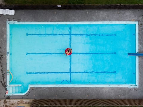 Group Flotation in Barðslaug