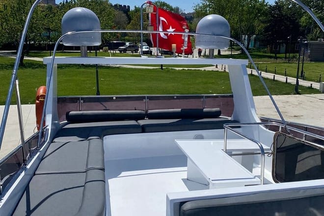 Private Bosphorus Yacht Cruise in Istanbul – Luxury Yacht Tour
