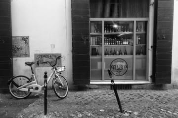 Craft Beer Walking Tour in Bohemian Rome