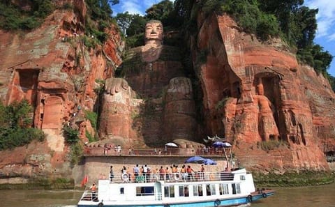 Leshan Giant Buddha and Huanglongxi Town Day Tour