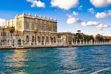 Small Group Tour of Istanbul's Spice Bazaar and Bosphorus Cruise