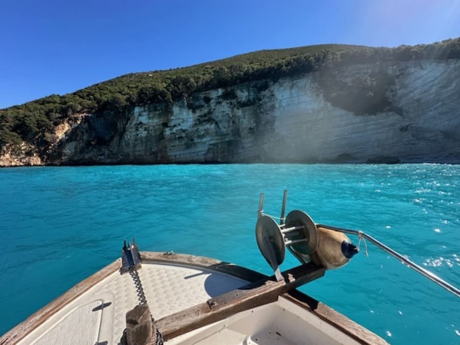 Vista panoramica della costa turchese di Cefalonia dal ponte di una barca semi-privata