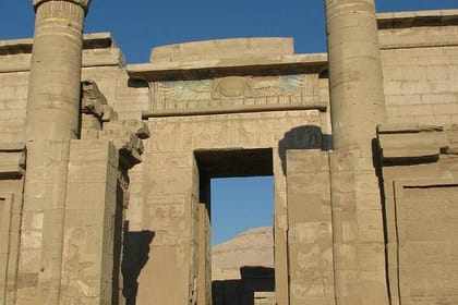 Luxor Private Tour with Guide & Tickets: Valley of Queens & Habu