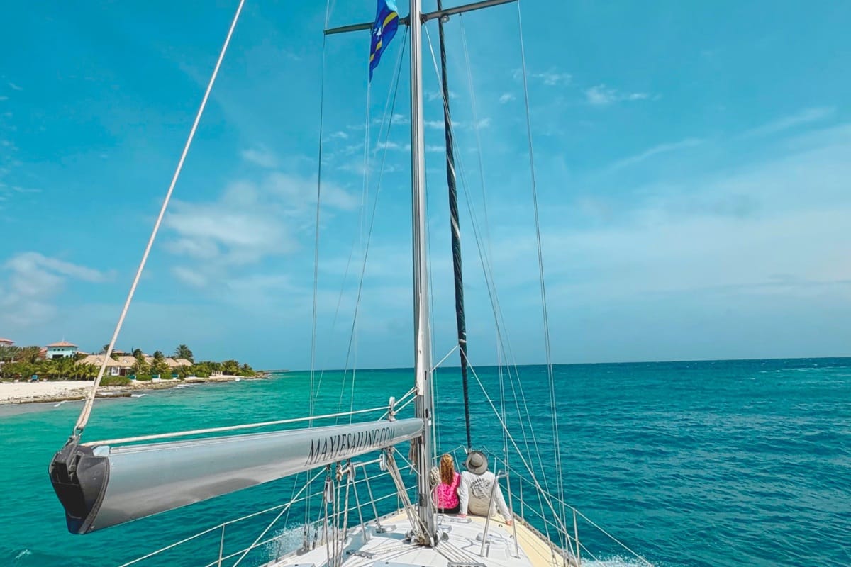 Happy couple enjoying private day tour on sailing yacht with Maxie Sailing Curacao
