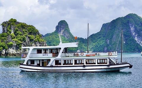 Full-Day Halong Bay Islands and Cave Tour by Transfer Expressway