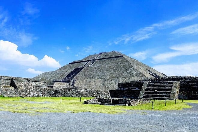 Tour to Teotihuacan by Panoramic Bus with Food Option