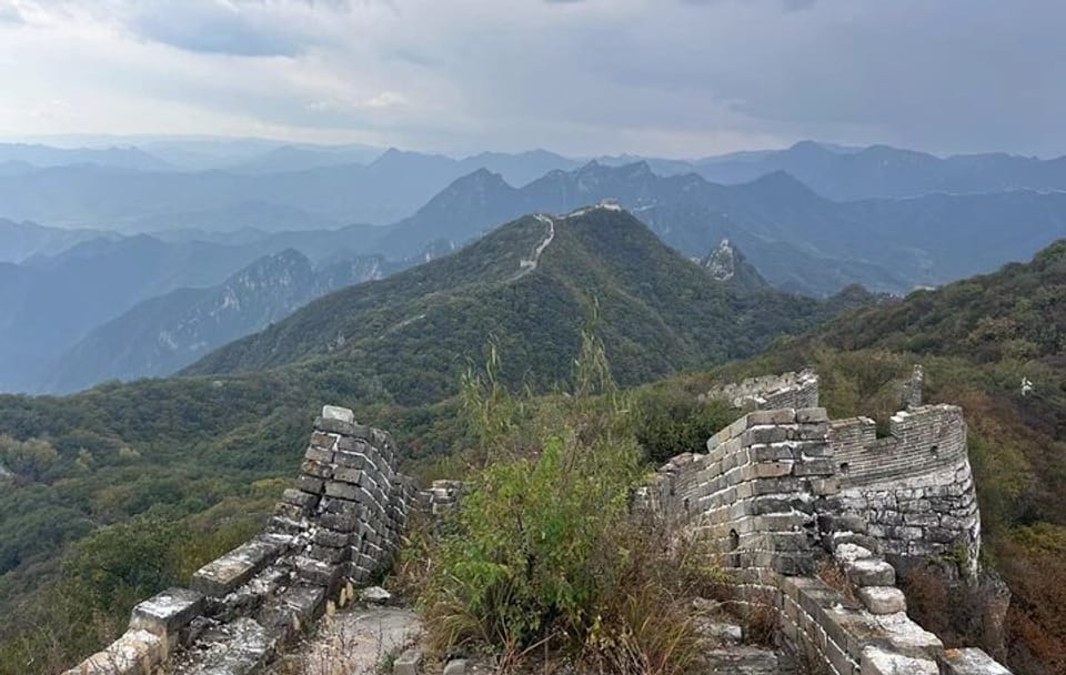 Private Great Wall Hiking tour from Jiankou to Mutianyu section.