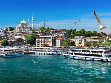 Small Group Tour of Istanbul's Spice Bazaar and Bosphorus Cruise
