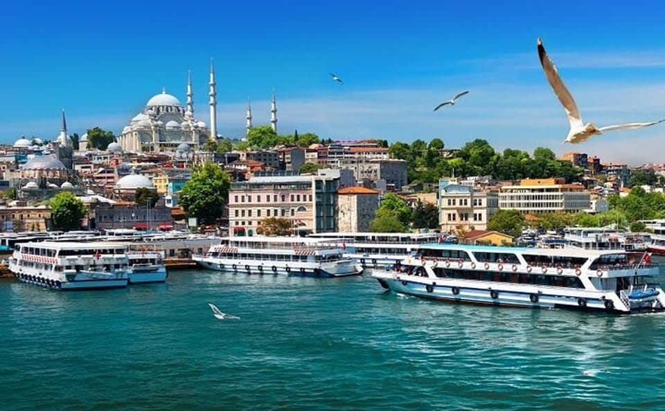 Small Group Tour of Istanbul's Spice Bazaar and Bosphorus Cruise