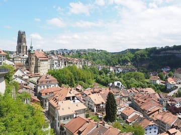 Explore Fribourg: Medieval Old Town, Historic Bridges & Cathedral